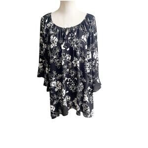 Torrid Scoop Neck Blouse Size 5X Black And White Floral Flare Sleeve